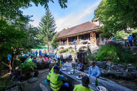 212 gibalno oviranih oseb uspešno osvojilo vzpon na Lavričevo kočo 3